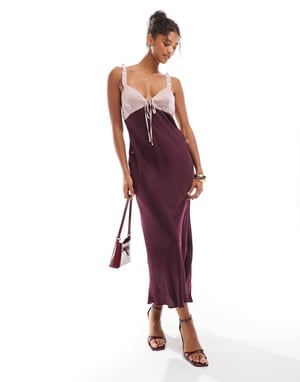 ASOS DESIGN kontrasterande bystkoppefrill satin midiklänning i bordeaux