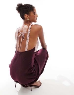 ASOS DESIGN kontrasterande bystkoppefrill satin midiklänning i bordeaux