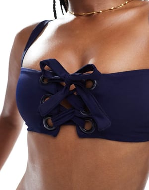 ASOS DESIGN Sloane bikiniöverdel med hålkant i marinblått