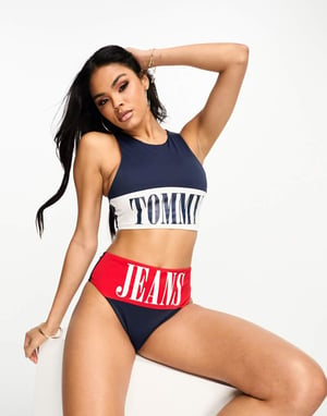 Tommy Jeans arkiv högkrage croppad bikinitopp i marinblått och rött