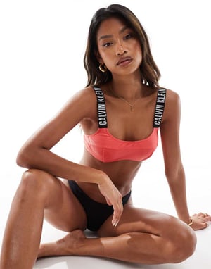 Calvin Klein ribbad triangel-logo bikinioberdel i röd