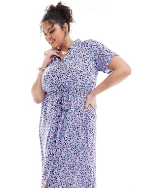 Vero Moda Curve maxikjol med knappar i blått blommönster