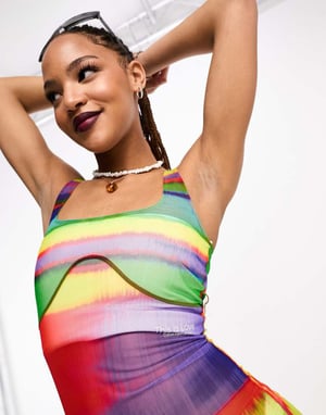 Calvin Klein Jeans Pride grafisk mesh racerback klänning med heltryck