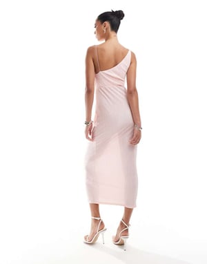 ASOS DESIGN plisserad asymmetrisk draperad cami midiklänning i ljusrosa