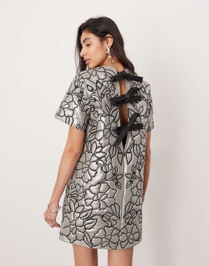 ASOS EDITION broderad quiltad metallisk rosett bak mini-klänning i silvergrå