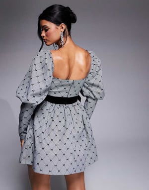 ASOS LUXE plyschsmyckad puffärmad miniklänning med sammetsslips i svart och vitt