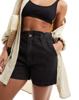 In The Style exklusiva denimshorts med elastisk midja i paperbag-stil i svart