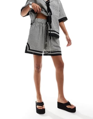 Återvunnen vintage rutig shorts med spetsdetaljer set
