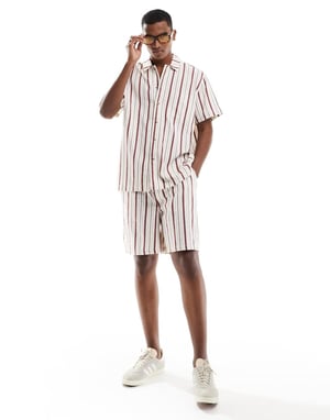 ASOS DESIGN matchande passform shorts med kontrasterande röd rand