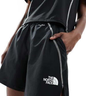 The North Face Training Hakuun kontur söm vävda shorts i svart