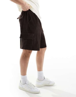 ASOS DESIGN rippade velourshorts i brunt med cargofickor