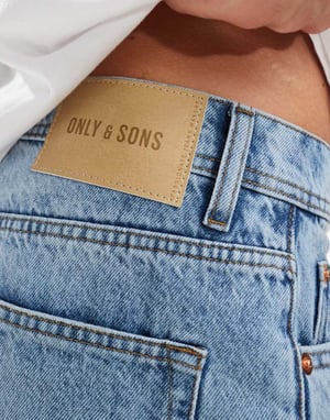 ONLY & SONS regular fit slitna denimshorts i ljusblå tvätt