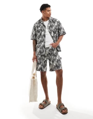 Sjätte juni co-ord abstrakt tryck shorts i multifärgad