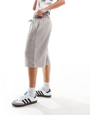 ASOS DESIGN kraftiga långlinje sweatshirt-shorts i syra-gråtvätt