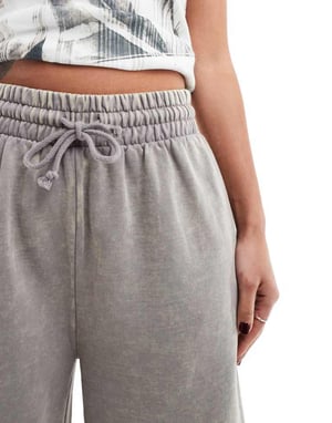 ASOS DESIGN kraftiga långlinje sweatshirt-shorts i syra-gråtvätt
