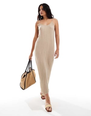 Vero Moda plisserad jersey maxiklänning med asymmetrisk nederkant i beige