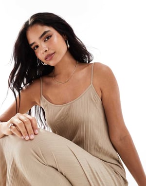 Vero Moda plisserad jersey maxiklänning med asymmetrisk nederkant i beige