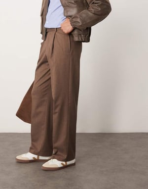 ASOS DESIGN smarta premium byxor med vida ben och dubbel veck i brunt