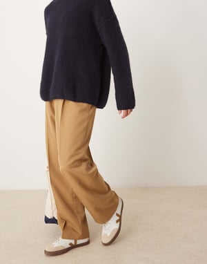 ASOS DESIGN smart vida byxor med frontveck i dammig camel