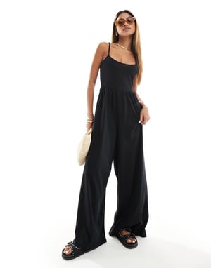 ASOS DESIGN scoop neck strapig vid ben jumpsuit i svart