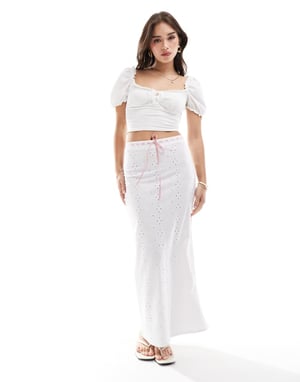 ASOS DESIGN broderad kolonn midi kjol med slits i vitt