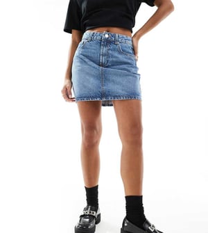 ASOS DESIGN Petit denim högmidjad minikjol i mellanblått