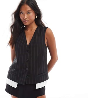 ASOS DESIGN Petite exponerad fickväst i svart rand