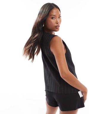 ASOS DESIGN Petite exponerad fickväst i svart rand