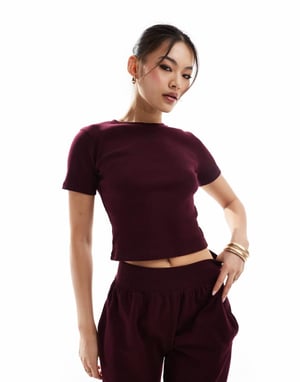 Kaiia bomullsrik figurnära t-shirt co-ord i vinröd
