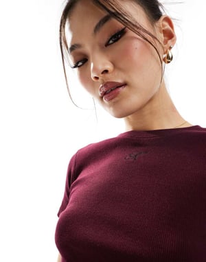 Kaiia bomullsrik figurnära t-shirt co-ord i vinröd