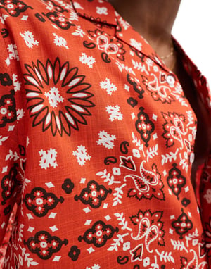 ASOS DESIGN koord avslappnad skjorta med revär och bandana-mönster i röd