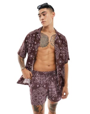 ASOS DESIGN samordnad avslappnad skjorta med krage och bandana-tryck i bordeaux
