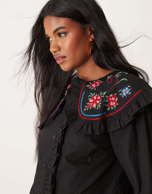 ASOS DESIGN skjorta med broderad oversized volangkrage i svart