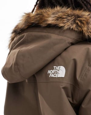 The North Face Zaneck fuskpäls huva parka i brunt