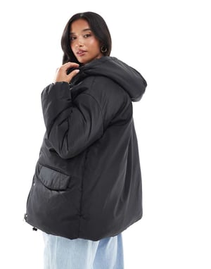 ASOS DESIGN Petite oversized pufferjacka med huva i svart