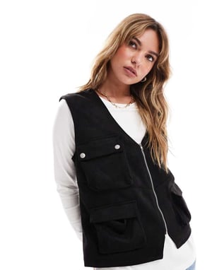 ASOS DESIGN suedette avslappnad väst med detaljer i metall i svart