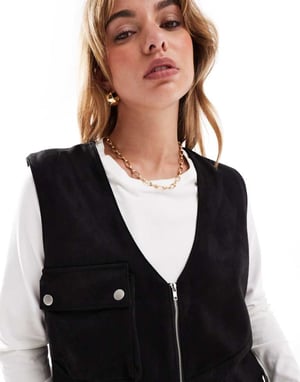 ASOS DESIGN suedette avslappnad väst med detaljer i metall i svart