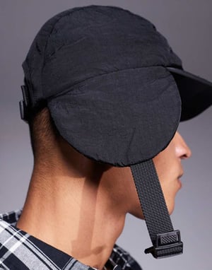 ASOS DESIGN nylon puffjacka trapperkeps i svart