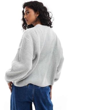 ASOS DESIGN kraftig rundhalsad ribbstickad tröja i grått