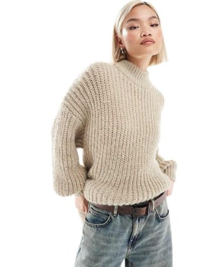 Monki höghalsshalsad tjockribbad stickad tröja med volymärmar i beige