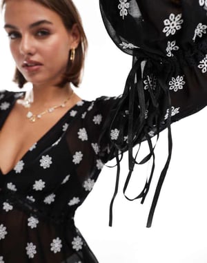 Miss Selfridge broderad prästkragblus med knytning framtill i svart