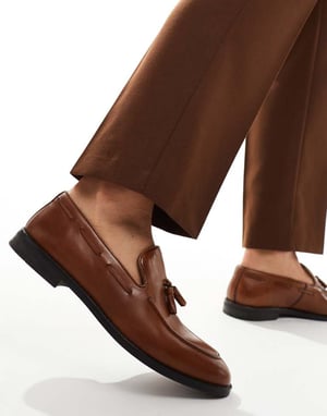 ASOS DESIGN loafers i brunt läder med tofsar