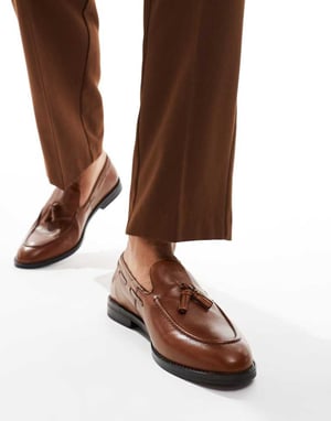 ASOS DESIGN loafers i brunt läder med tofsar