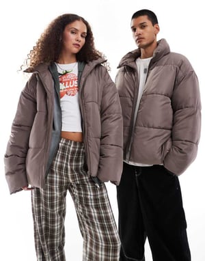 COLLUSION Unisex Puffjacka i taupe