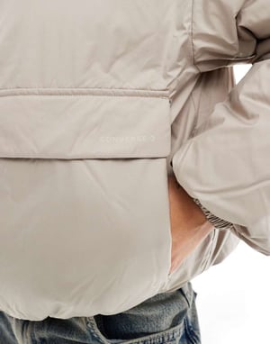 Converse kort pufferjacka i beige