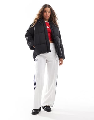 Monki oversized vadderad kappa i svart