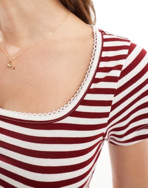 ASOS DESIGN mix & match figurnära pyjamas t-shirt med picotdetalj i vinröd rand