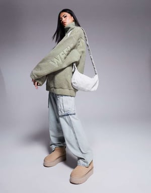 Weekend Collective oversized borg halv zip med burnout i salviagröna.