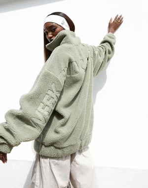 Weekend Collective oversized borg halv zip med burnout i salviagröna.