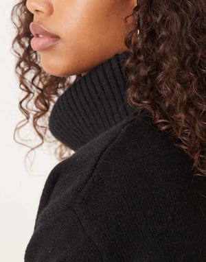 Glamorös rullkrage slouchy jumper i svart stickad material